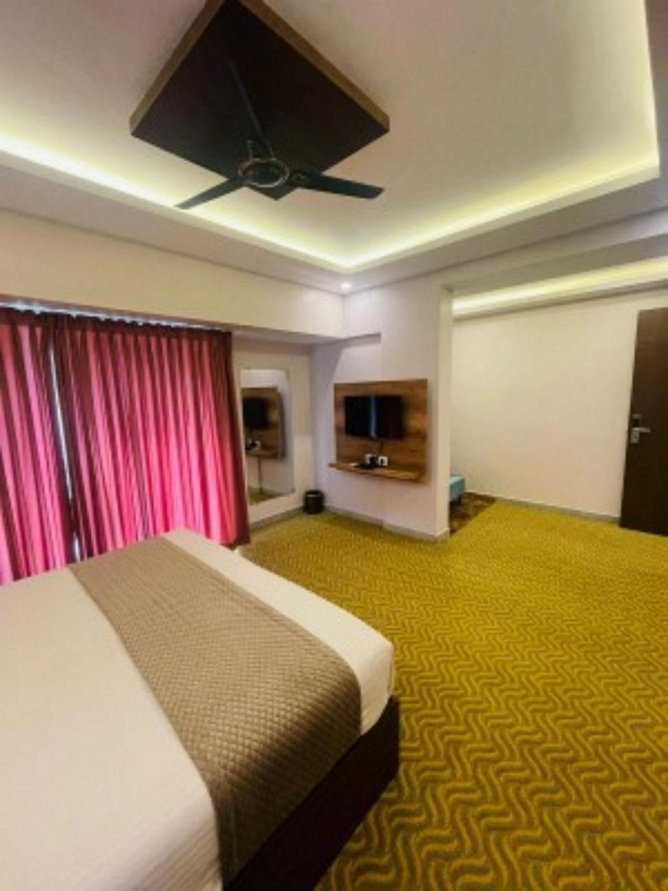 Vovo Hotels Yelahanka Екстериор снимка