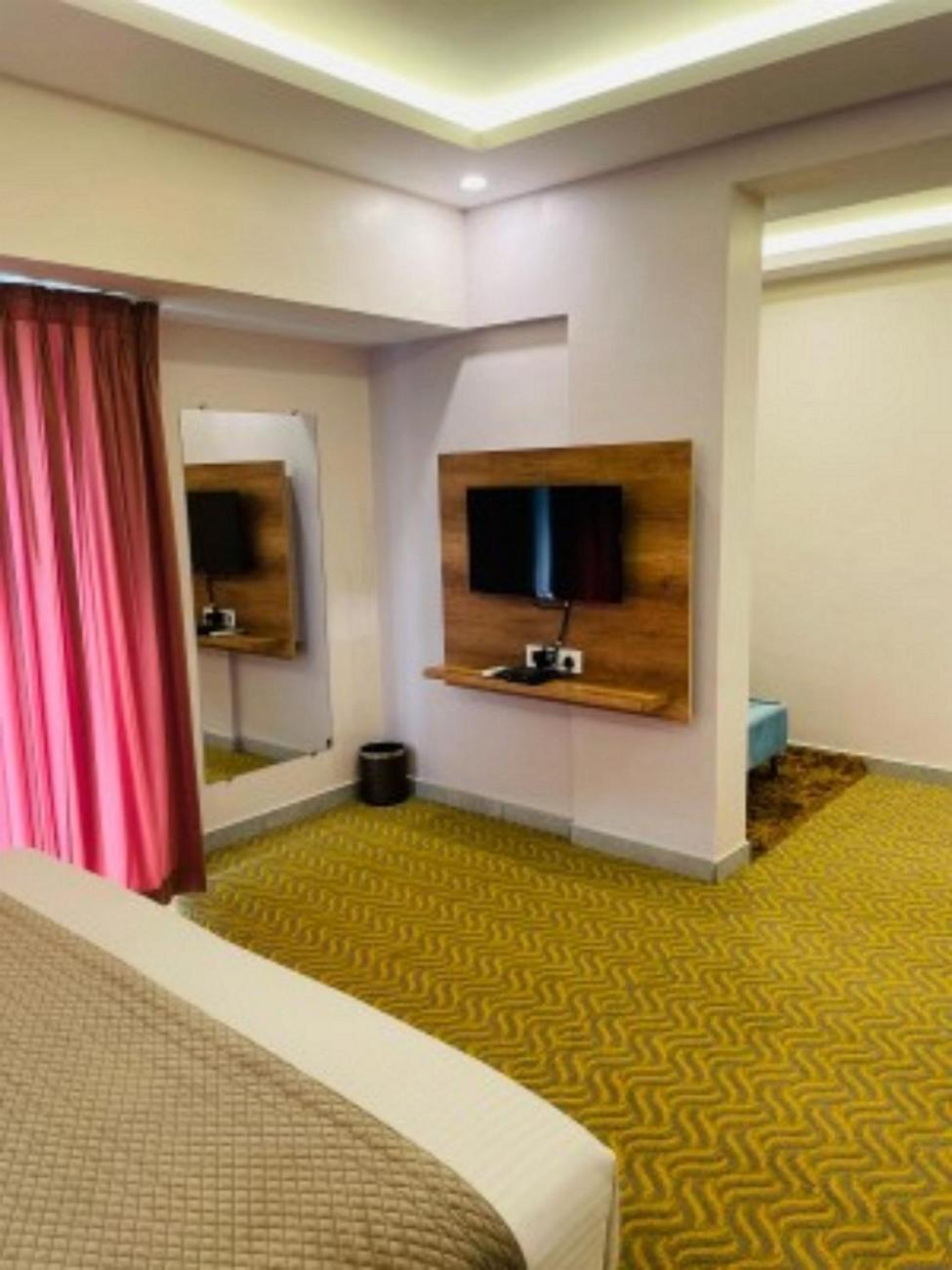 Vovo Hotels Yelahanka Екстериор снимка