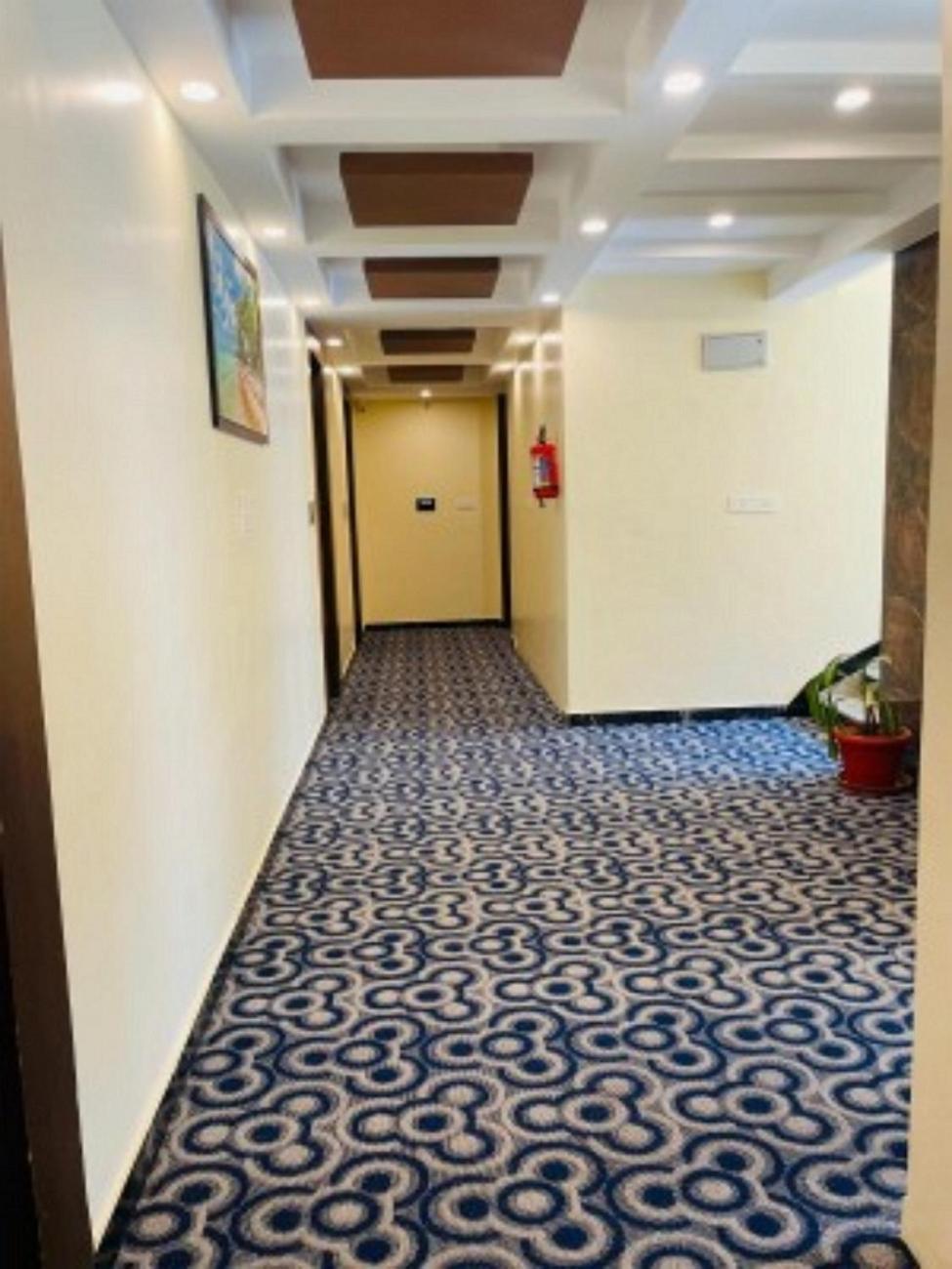 Vovo Hotels Yelahanka Екстериор снимка