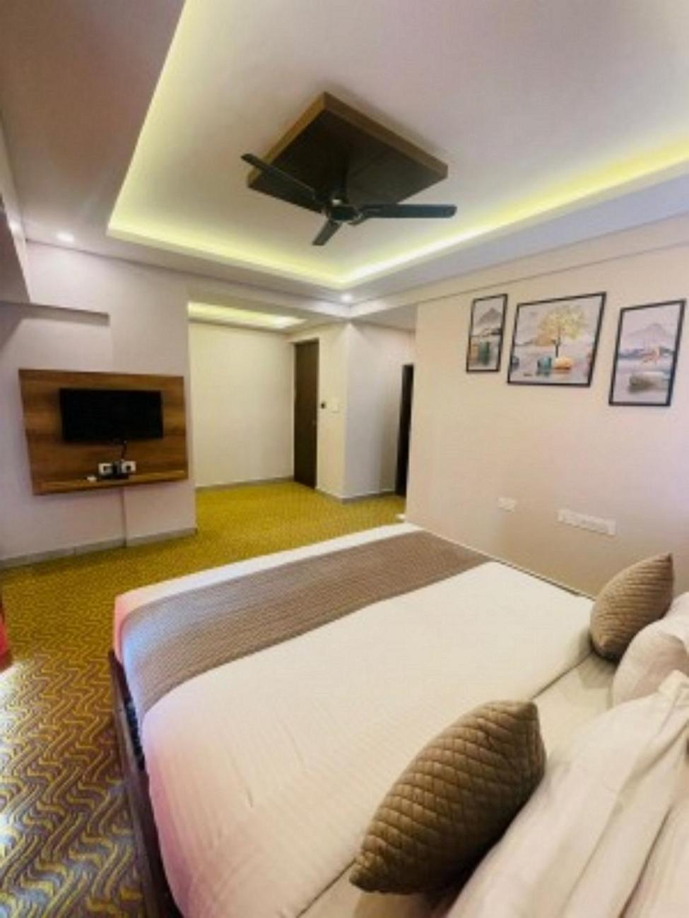 Vovo Hotels Yelahanka Екстериор снимка